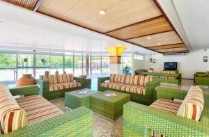 巴雷里尼亚斯Gran Lençois Resort的带沙发和桌子的客厅以及窗户。
