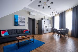 圣彼得堡Grani Aparthotel的客厅配有沙发和桌子