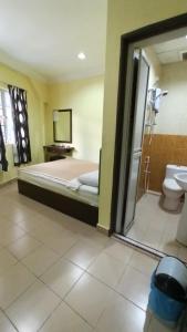 金马仑高原利雅卡梅伦酒店的一间卧室配有一张床,浴室设有淋浴。