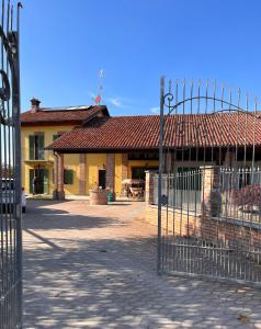 福萨诺La Casa delle Favole的楼前有房子的大门