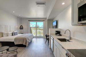 科珀斯克里斯蒂Lively Beach的一间卧室配有一张床,厨房配有水槽
