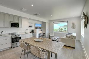 科珀斯克里斯蒂Lively Beach的厨房以及带桌椅的起居室。