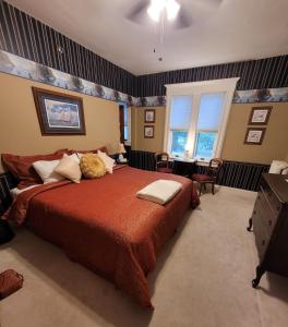 加纳诺克Ruby Manor Bed & Breakfast的一间卧室配有一张带红色毯子的大床