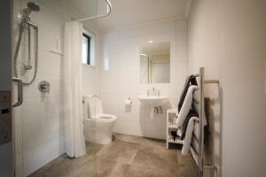 因弗卡吉尔Invercargill Holiday Park & Motels的白色的浴室设有卫生间和水槽。
