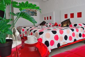 坎昆Preciosos Estudio Vista al Mar o jardín的一间卧室配有一张带波尔卡圆点和一张桌子的床。