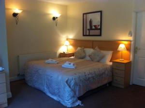 都柏林艾瑟琳服务式旅馆的一间卧室配有一张床,上面有两条毛巾