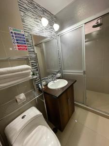 马丘比丘USGAR Machupicchu Boutique的浴室配有卫生间、盥洗盆和淋浴。