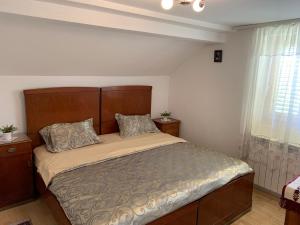 IrigDomaćinstvo Bakić的一间卧室设有一张大床和一个窗户。