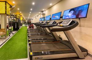 拉合尔Rose Palace Hotel, Gulberg的健身房里一排带显示器的跑步机