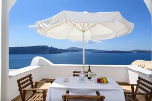 伊亚伊亚之峰酒店的一张桌子,上面有白色的伞和一盘水果