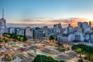 布宜诺斯艾利斯阿根提诺大酒店的黄昏时城市天际线,街道繁忙