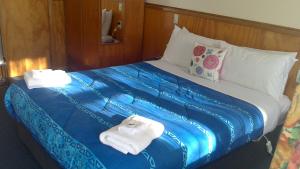 Otaki奥塔奇汽车旅馆的一间卧室配有一张大床和毛巾