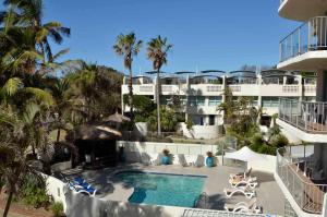 玛志洛皇家城堡海滩度假酒店的享有酒店空中景色,设有游泳池和棕榈树