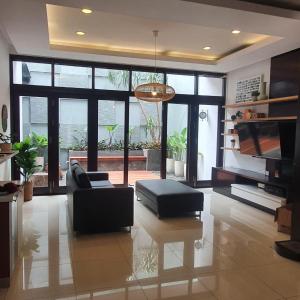 万隆Cottonwood 4BR Villa Sutami with Pool Netflix BBQ的带沙发和电视的客厅