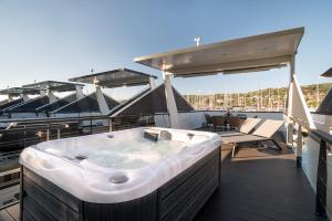 The Sea Lodges Portoroz - Bootshaus Floating Sea House的阳台或露台