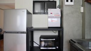 员林棲息所 Habitat Inn的厨房内的架子,配有2台冰箱