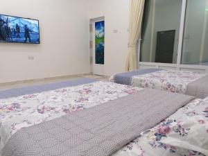 MisfāhMisfah View的一间卧室设有两张床,墙上配有电视。