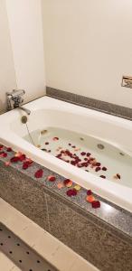 池田第一情趣酒店（仅限成人）的浴缸内装满了许多花瓣