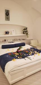 池田第一情趣酒店（仅限成人）的一间卧室,床上放着鲜花