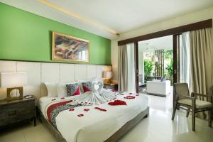 塞米亚克Royal Samaja Villas的一间卧室配有一张红色玫瑰花大床