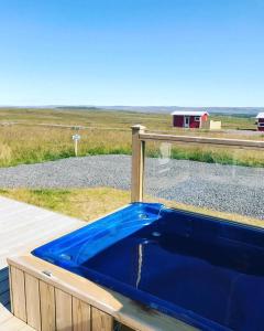 雷克霍特Blue View Cabin 4B With private hot tub的甲板上的一个蓝色的浴缸