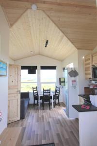 雷克霍特Blue View Cabin 4B With private hot tub的厨房以及带桌椅的用餐室。