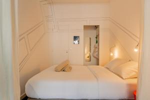 马赛Mini Loft au coeur du Panier - Marseille的卧室配有白色的床