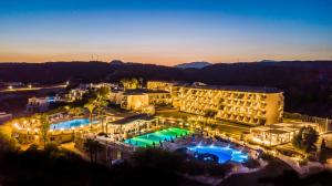 吉奥塔略太阳公主酒店的夜间享有度假村的空中景致