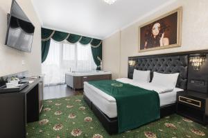 敖德萨Arcadia Plaza Apartments的酒店客房设有床和水槽