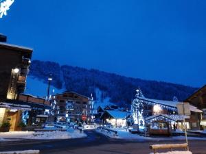 OnnionOnnion的夜晚在雪中点亮圣诞灯的小镇