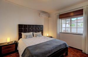 塔维拉Enchanted Villa的一间卧室设有一张大床和一个窗户。