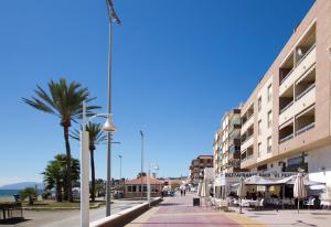 林孔-德拉维多利亚Studio 2 Sea front的一条拥有棕榈树和建筑的城市街道