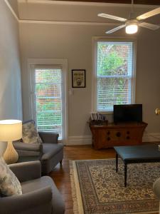 贝纳拉Kilparney House的带沙发和桌子的客厅以及2扇窗户。