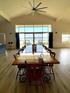 Emu BayEmu Bay Lodge的大型用餐室配有桌椅和大窗户
