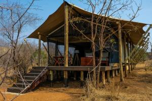 曼耶雷蒂野生动物园Honeyguide Tented Safari Camps - Mantobeni的田间中的一个小屋