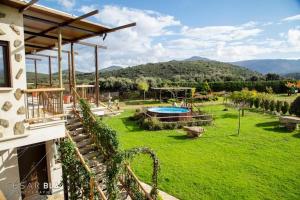 NavahermosaCasa Rural Finca Los Pajaros cerca de Puy du fou的一座带游泳池的庭院