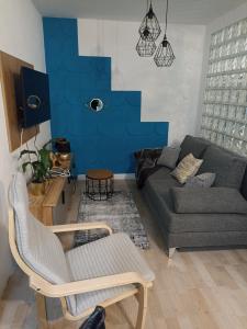 查科韦茨Apartment Close2park ***的带沙发和蓝色墙壁的客厅