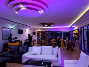 MbaleSipi Valley Resort的天花板上设有紫色灯的客厅