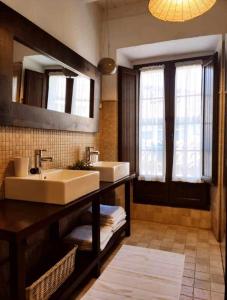 Poo de CabralesLa Gesta Picos de Europa的一间带两个盥洗盆和大镜子的浴室