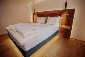 丁克尔斯比尔Altstadtmittehotel Sonne的一间卧室配有一张大床和木制床头板