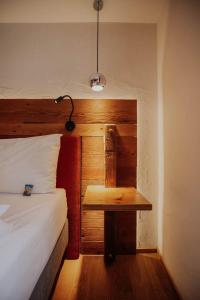 丁克尔斯比尔Altstadtmittehotel Sonne的一间卧室配有一张床和一张带台灯的桌子
