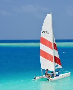 马富施Paradise Retreat, Maafushi的两人在海上的帆船上