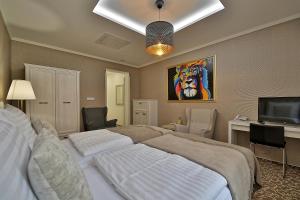 巴尔代约夫布兰诺公寓的一间卧室配有一张床和一台平面电视