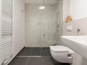 莱比锡limehome Leipzig Jahnallee的浴室配有卫生间、盥洗盆和淋浴。