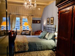 阿莫隆根海特加斯图斯住宿加早餐旅馆的一间卧室配有一张床和一个吊灯