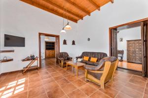 蒂亚斯Petit La Geria Lanzarote的客厅配有沙发、椅子和桌子