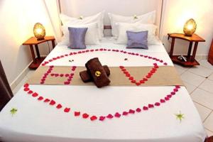 圣玛丽凡尼维拉酒店的泰迪熊由心脏制成的床