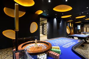 新马尔马拉斯波尔图卡拉斯梅利通酒店的游戏室设有轮盘桌和2张桌子