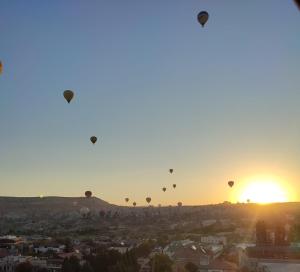 格雷梅Balloon View Hotel的日落时分天空中一组热气球