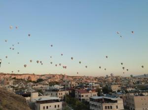 格雷梅Balloon View Hotel的一群热气球飞越城市